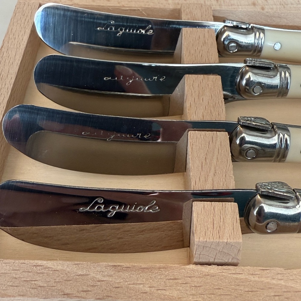 Laguiole FRENCH knife Spreaders Set of 4 – Bloomingdale’s Bone tone Handles - Picture 3 of 4
